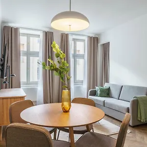 Limehome Halkova Prag